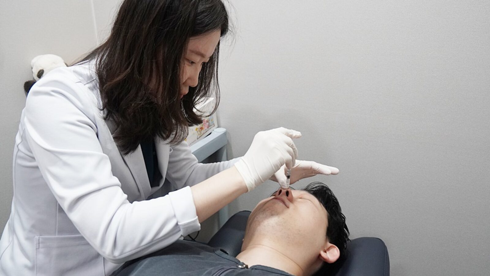 비내시경으로 확인한 뒤 코 점막 상태를 살피며 진행하는 모습